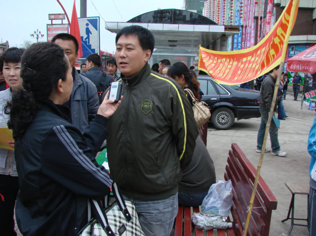 参加活动的驾驶员通过记者郑重向市民承诺做市民满意的驾驶员